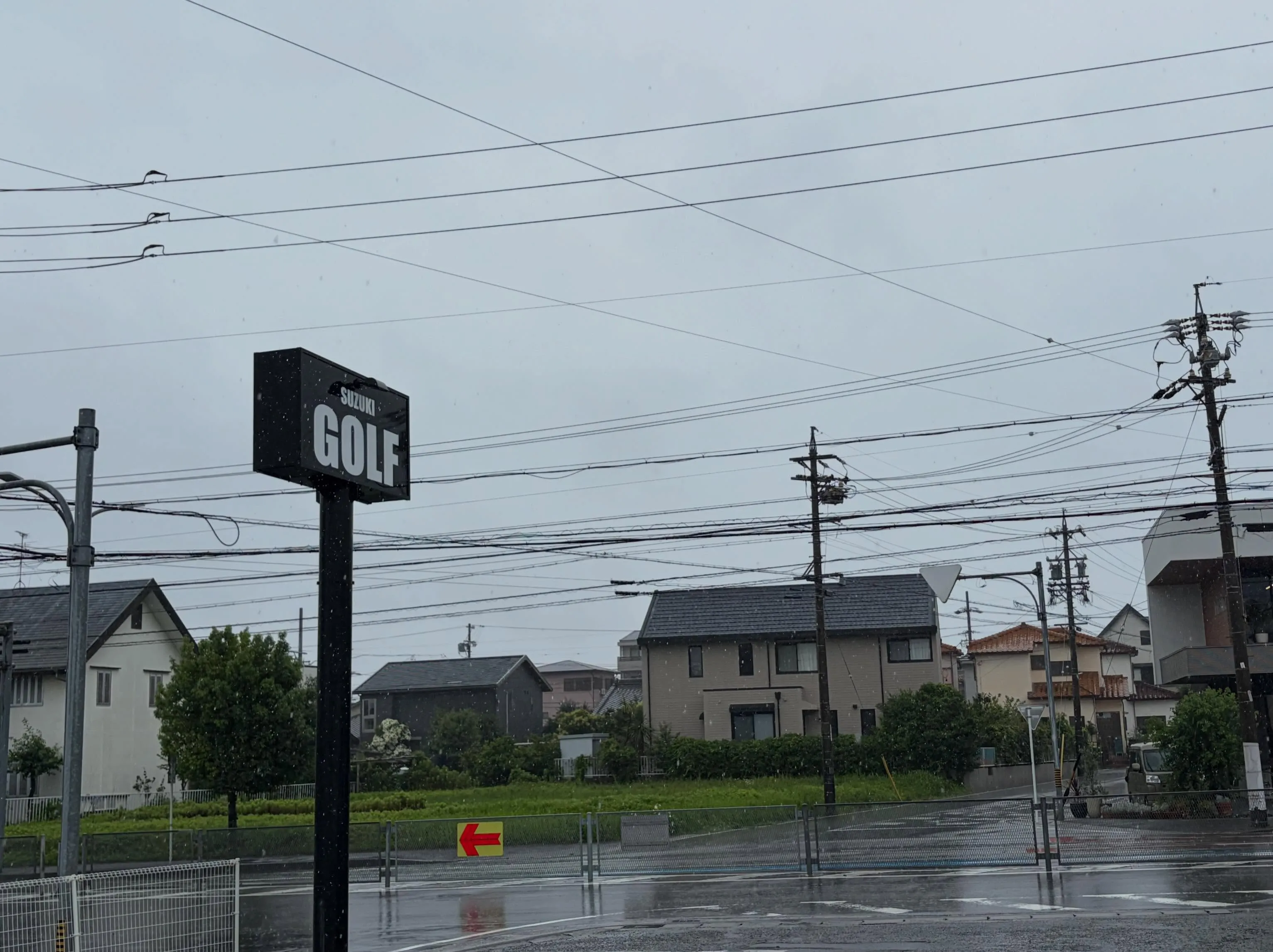 外はあいにくの雨ですが☔